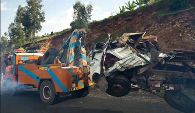 ሓደጋ ዘጋጠማ መኪና እናተጎተተት