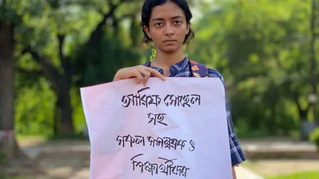 জাহাঙ্গীরনগর বিশ্ববিদ্যালয়ের সমন্বয়ক আরিফ সোহেলের মুক্তির দাবি জানিয়েছে ক্যাম্পাসে প্রতিবাদে নেমেছেন একই বিশ্ববিদ্যালয়ে অধ্যায়নরত তার ছোট বোন