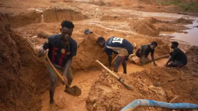 తగిన పనిముట్లు లేకుండా తవ్వుతున్న పిల్లలు