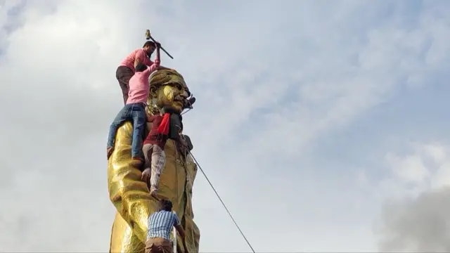 পাঁচই অগাস্ট বাংলাদেশের প্রতিষ্ঠাতা রাষ্ট্রপতি শেখ মুজিবুর রহমানের ভাস্কর্য ভাঙার দৃশ্য