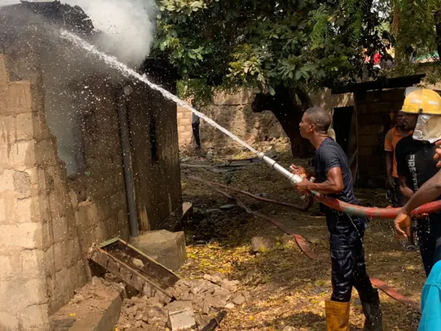 Òṣìṣẹ́ panápaná tó ń gbìyànjú láti pa iná