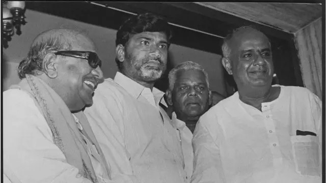 தேவ கௌடாவை (வலது) பிரதமர் ஆக்கியத்தில் கருணாநிதி முக்கிய பங்காற்றினார்
