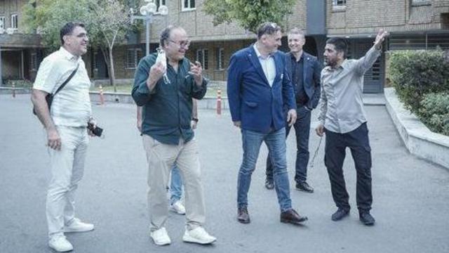 وضعیت ظاهری علیرضا دبیر در دیدار با پیتر باچا، عضو مجارستانی هیئت رئیسه فدراسیون جهانی کشتی، واکنش‌های زیادی به دنبال داشت
