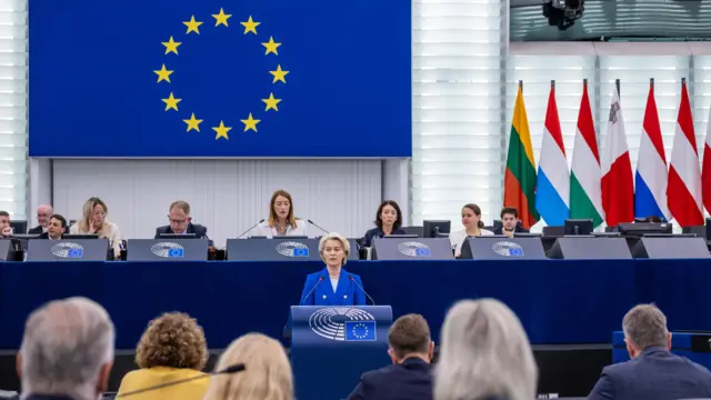 صورة لرئيسة المفوضية الأوروبية، أورسولا فون دير لاين، خلال حديثها أمام البرلمان الأوروبي. 