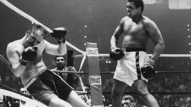 Clay envoie Wepner au sol.