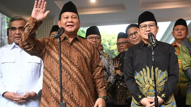 Ketua Umum Partai Gerindra Prabowo Subianto (kiri) bersama Ketua Umum PKB Muhaimin Iskandar (kanan) memberikan keterangan sebelum mengikuti rapat tertutup di Jakarta, Senin (10/4/2023).