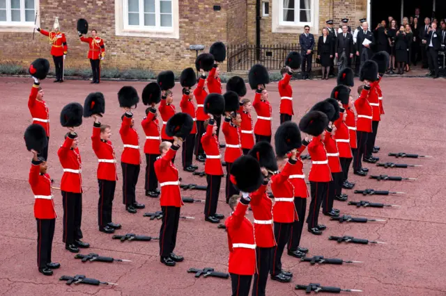 ت﻿عدادی از سربازان «گارد کولداستریم» برای پادشاه جدید هورا کشیدند