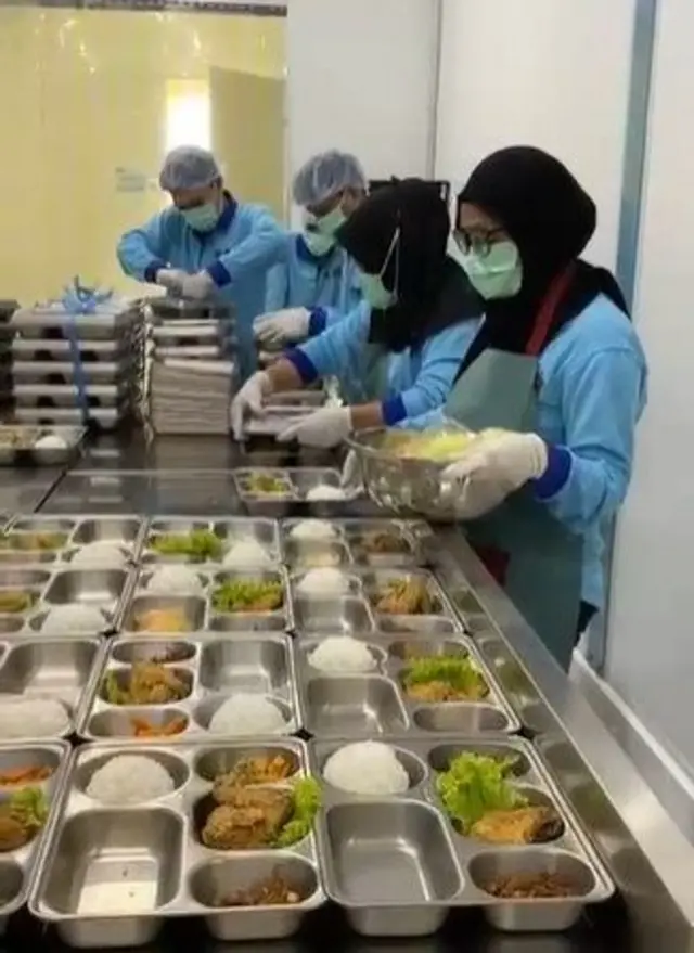 Pekerja di dapur MBG milik Unhas sedang menyiapkan makanan untuk penerima manfaat, Kamis (30/04). 