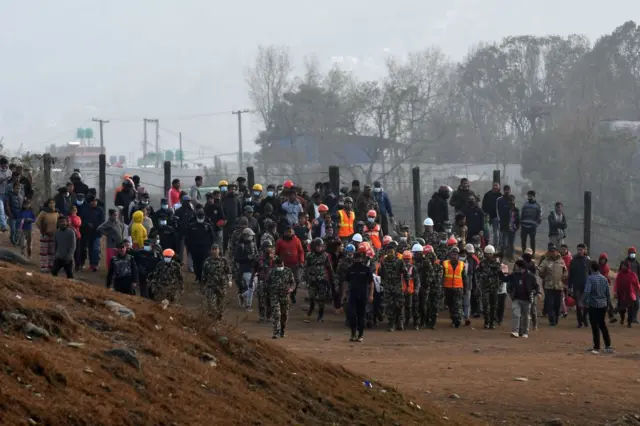 ကယ်ဆယ်ရေးလုပ်သားတွေနဲ့ သက်ဆိုင်ရာမိသားစုဝင်တွေ မိတ်ဆွေတွေ