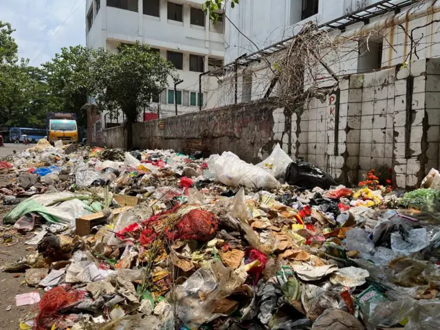6 நாட்களாக தொடரும் போராட்டத்தால் அகற்றப்படாமல் இருக்கும் குப்பைகள்