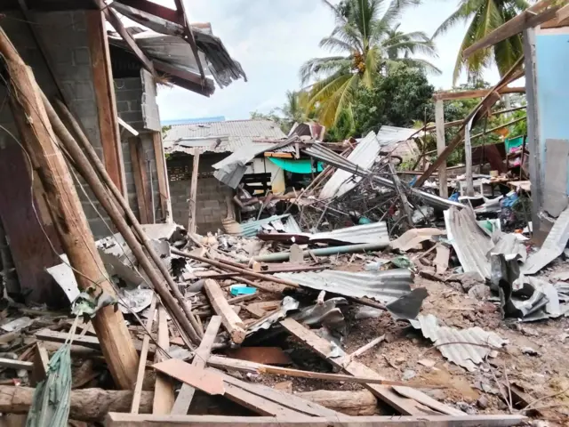 เวลา 8.50 น. (25 ก.ค.) เกิดเหตุกระสุนจรวด BM-21 ตกลงในพื้นที่บ้านเรือนประชาชน หมู่ 5 ต.ศรีวิเชียร อ.น้ำยืน จ.อุบลราชธานี รวมจำนวน 3 จุด 