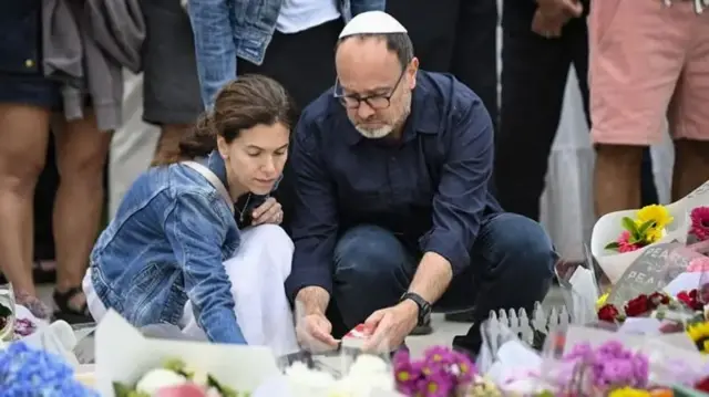 මිය ගිය අය සිහිකරන යුවලකගේ ඡායාරූපයකි