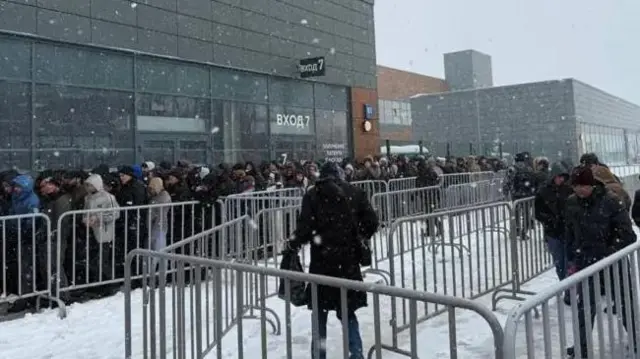 Ред у мигрантском центру у Сахарову 