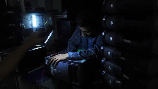 পাকিস্তানে কম্পিউটারের একটি দোকান