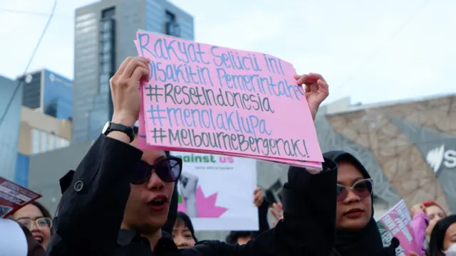 Para mahasiswa dan komunitas diaspora Indonesia di Melbourne, Australia menggelar aksi di Federation Square, Melbourne, Selasa (02/09)