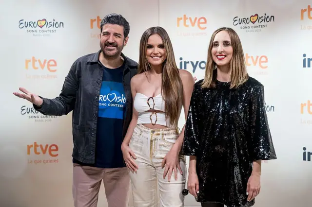 Tony Aguilar y Julia Varela con la cantante Melody (centro), que representó a España en Eurovisión y acabó en la posición número 24 de 26.