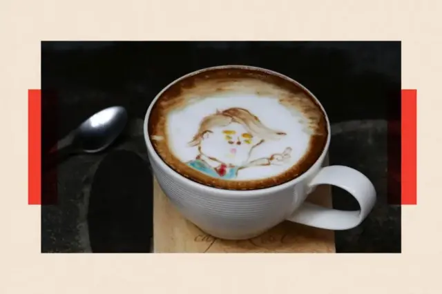 Un café en una taza, con la imagen de Donald Trump dibujada en la espuma.