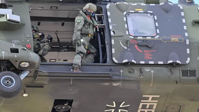 Niemieccy żołnierze widoczni w śmigłowcu transportowym podczas ćwiczeń wojskowych