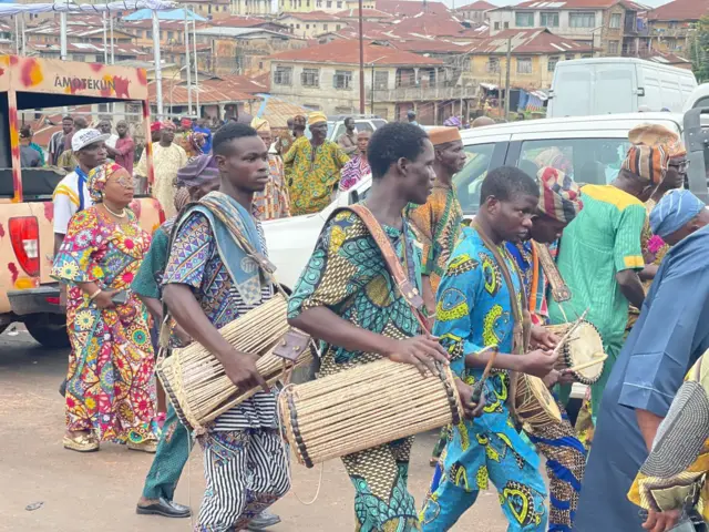 Díẹ̀ lára àwọn àwòrán bí ayẹyẹ ṣíṣí ààfin tuntun ní ìlú Ibadan ṣe ń lọ nìyí.