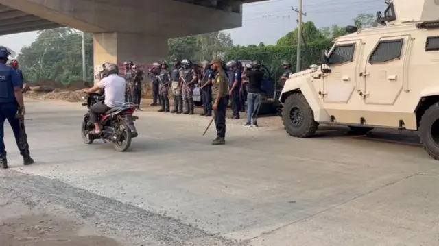 মহাসড়কে পুলিশের অবস্থান