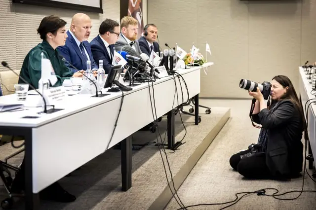 Công tố viên của Tòa án Hình sự Quốc tế (ICC) Karim Khan (thứ hai từ trái sang) và Tổng công tố Ukraine Iryna Venediktova (bên trái) phát biểu tại một cuộc họp báo ở The Hague ngày 31/5/2022, trong bối cảnh trước đó trong tháng, ICC đã điều động đội điều tra lớn nhất trong lịch sử 20 năm của tòa án nhằm điều tra các cáo buộc tội ác chiến tranh và tội ác chống lại loài người tại Ukraine. Bà Venediktova cho biết Ukraine đã xác định được vài nghìn vụ bị nghi là tội ác chiến tranh tại khu vực Donbas ở miền đông, nơi các lực lượng Nga đang đẩy mạnh chiến dịch tấn công.