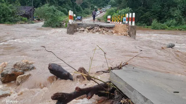 တောင်ကျရေ ထိုးဆင်းကျလို့ လမ်းပျက်နေတဲ့ ထို့ကော်ကိုးလမ်း