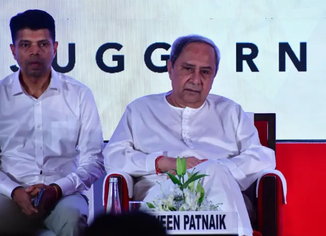 नवीन पटनायक के साथ वीके पांडियन