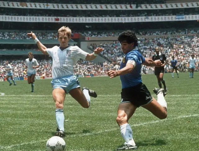 1986 Dünya Kupası çeyrek finalinde İngiliz Gary Stevens ve Maradona karşı karşıya.