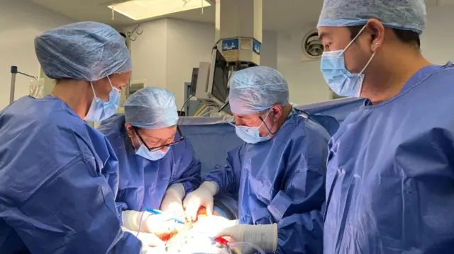 أطباء يجرون عملية جراحية