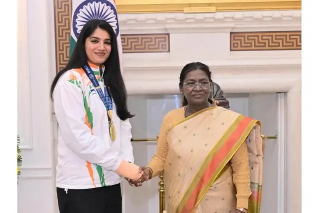 ਇਸੇ ਸਾਲ ਦਸੰਬਰ ਮਹੀਨੇ ਨੂਪੁਰ ਨੇ ਰਾਸ਼ਟਰਪਤੀ ਨਾਲ ਮੁਲਾਕਾਤ ਦੀ ਤਸਵੀਰ ਆਪਣੀ ਫੇਸਬੁੱਕ ਪੇਜ 'ਤੇ ਸਾਂਝੀ ਕੀਤੀ 