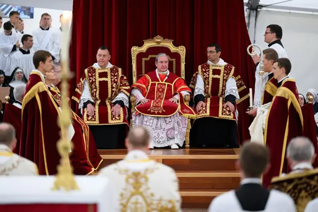 El obispo Alfonso de Galarreta junto a otros oficiantes de la la Fraternidad Sacerdotal San Pío X en Suiza