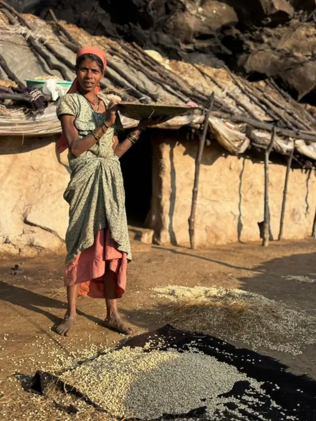 அஹில்யானா நகரின் ஃபோஃப்சாண்டியில் உள்ள இந்த சிறிய குகையில் சுமார் 150 பசுக்கள், 10 எருமைகள், ஆடுகள் மற்றும் 3 குடும்பங்கள் உள்ளன.