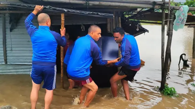 झापामा बाढीप्रभावित क्षेत्रको बस्तीबाट मानिसहरूको रउद्धार गर्दै प्रहरी