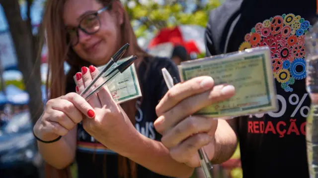 Duas estudantes chegam para fazer o Enemcasino jackpotFranca, interiorcasino jackpotSão Paulo, segurando RG e canetas 