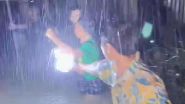 နိုဝင်ဘာ ၂၅ ရက် ညပိုင်း မြန်မာအချင်းချင်း ရေဘေးရှောင်ဖို့ကူညီပေးနေကြတဲ့ မြင်ကွင်း 