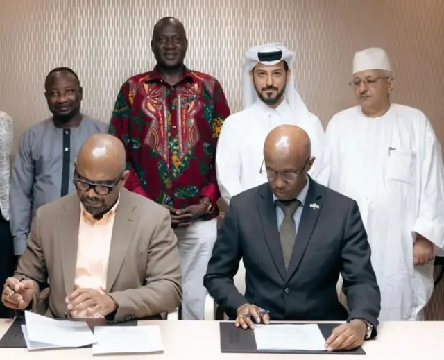 Muri aya mezi hari ibyo i Doha impande zombi zumvikanyeho, aha ni mu kwezi gushize ubwo intumwa ya Kinshasa Sambu Mambu (iburyo) na René Abandi (ibumoso) wa AFC/M23 basinyaga ku bwumvikane bwo gushyiraho urwego rw'ubugenzuzi ku kubahiriza agahenge