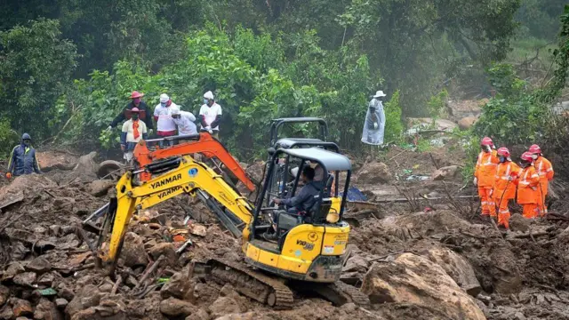 విరిగిపడ్డ కొండచరియలు