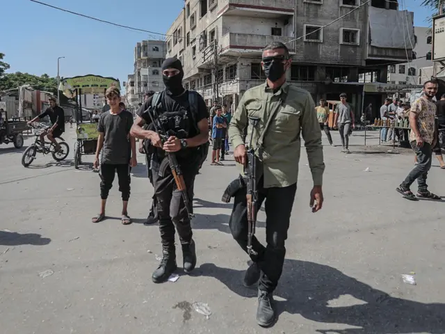 Dos hombres armados con fusiles AK 47 en las calles de Gaza