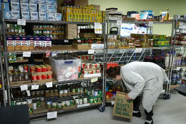 Американка делает покупки в местном продовольственном банке в Уорминстере, штат Пенсильвания. 50-летняя Симс — одна из многих американцев, чья поддержка президента США Дональда Трампа ослабла с момента его вступления в должность в январе прошлого года