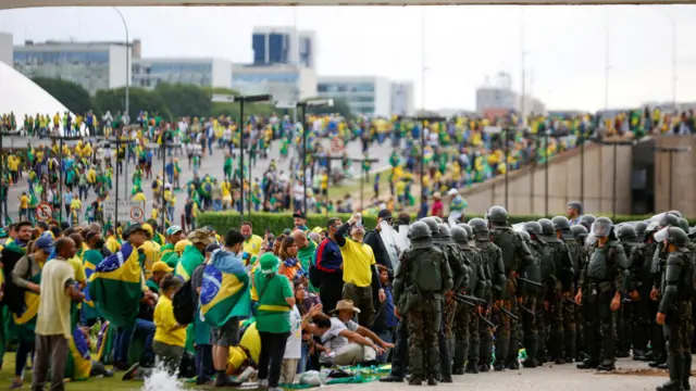 Simpatizantes do ex-presidente Jair Bolsonaro durante invasão aos Três Poderes, em Brasília, em 8 de janeiro de 2023