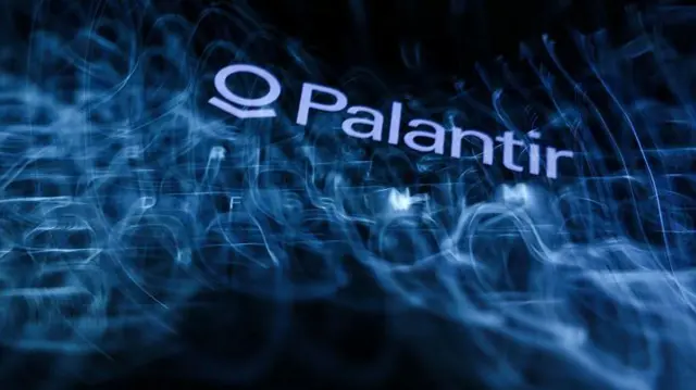 Imagem do logotipo da Palantir sobre um fundo em tons de preto e azul
