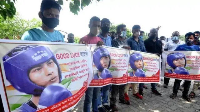 भारतीय मुक्केबाज़ लवलीना बोरगोहाईं के समर्थक