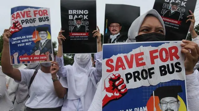 Sejumlah sivitas akademika membentangkan poster saat aksi di halaman Fakultas Kedokteran Universitas Airlangga (FK Unair), Surabaya, Jawa Timur, Kamis (4/7/2024).