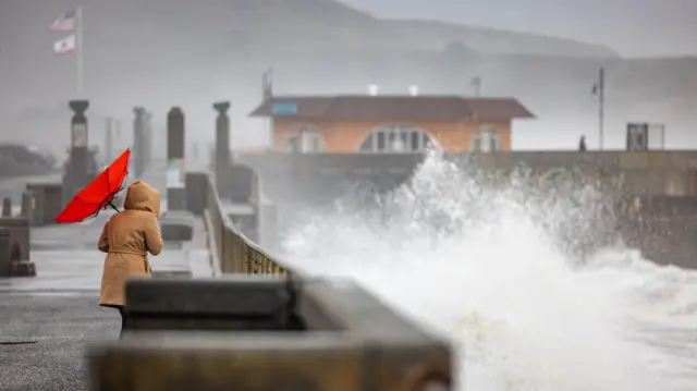 બૉમ્બ સાયક્લોન, બૉમ્બ વાવાઝોડું, દરિયાકિનારો, તોફાન, ભારે પવન, પૂર, વિનાશ, ભૂસ્ખલન, કુદરતી આપત્તિ, અમેરિકા, બીબીસી ગુજરાતી 