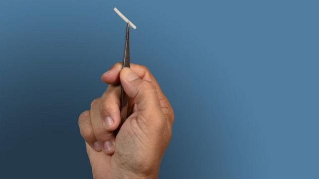 homem mostrando implante hormonal