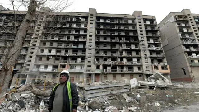Мариуполь шаары. 2023-жыл. Орусиянын Ички иштер министрлигинин кадрлар бөлүмү Украинадагы убактылуу басып алынган шаар-кыштактарга кызматка кабыл алуу боюнча кулактандырууларды байма-бай жөнөтүп келишет