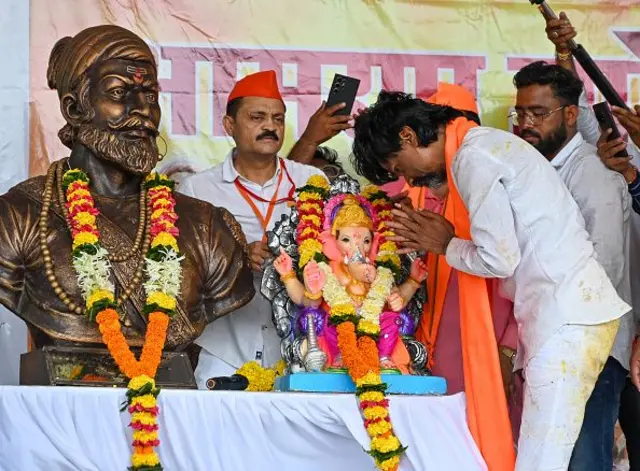 काही झालं तरी आपण ओबीसीतूनच आरक्षण घेऊ आणि आरक्षण घेतल्याशिवाय मुंबईदेखील सोडणार नाही असं विधान मनोज जरांगे पाटील यांनी 31 ऑगस्ट रोजी केलं आहे. 