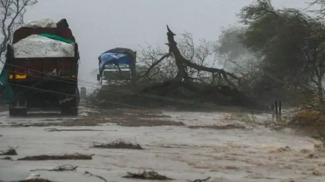 તૌકતે વાવાઝોડાનું લૅન્ડફોલ શરૂ થયું એ પહેલાંથી જ દીવમાં પવન ફૂંકાઈ રહ્યો હતો, જેના કારણે તારાજી થઈ હતી