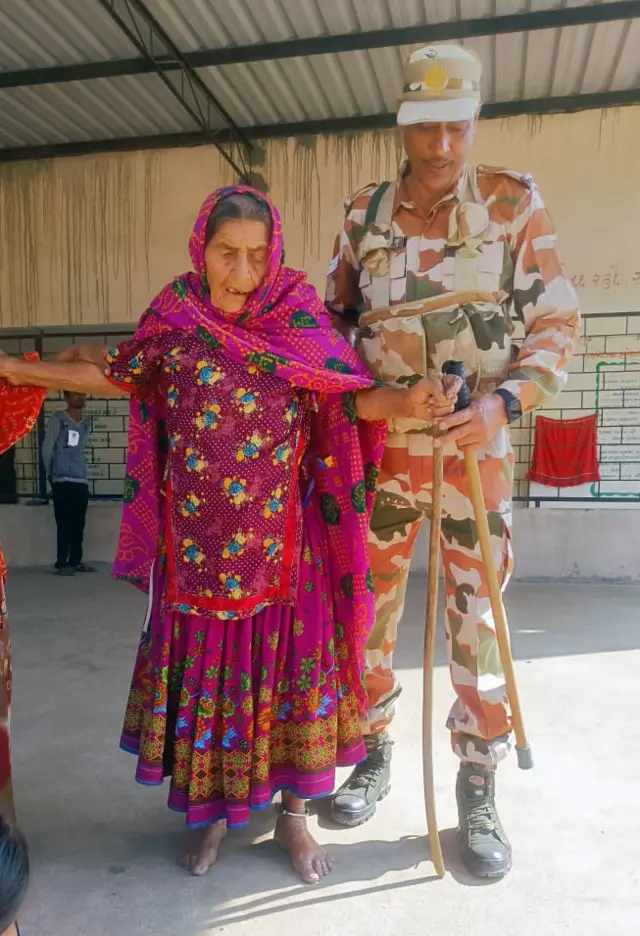 વૃદ્ધ મતદારને મતદાન કરવા મદદ કરતા જવાન