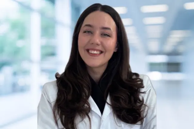 Црнокоса докторка у белом мантилу